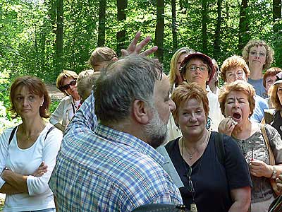 Hans-Martin Mumm und mehrere Damen, eine lächelnd, eine gähnend, eine skeptisch blickend