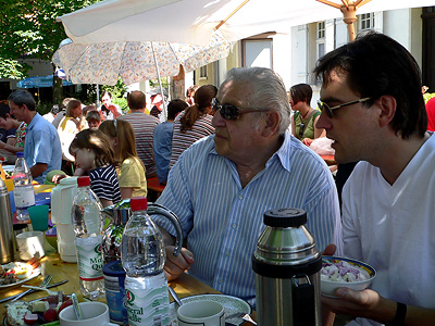 Besucher beim Stadtteilfrühstück