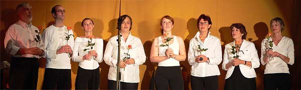 Gerda Neuwirth and friends, alle schauen nach oben und haben Rosen in den Händen