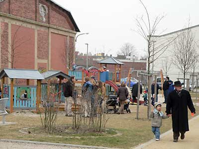 Viele Kinder und Eltern an der Halle