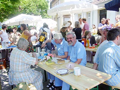 Besucher auf dem Stadtteilfrühstück