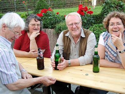 am Tisch mit Bierflaschen