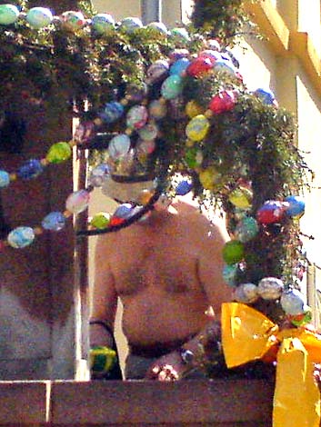 Mann mit nacktem Oberkörper am Osterbrunnen