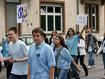 Schüler beim Umzug