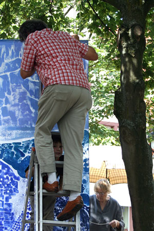 Günther und Benedikt Keppner beim Aufhängen der kunstvollen Fahnen