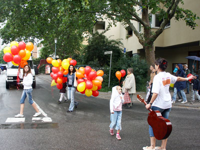 Zug durch die Rathausstraße zum Kindergarten