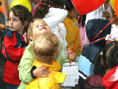 Kinder mit Luftballons