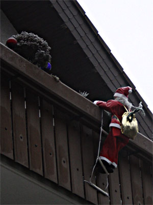 Kunststoffnikloaus klettert auf Balkon