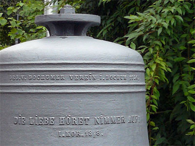 Die Glocke vor der Kirche