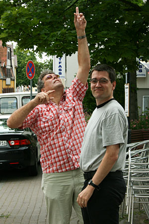 Achim Stegemann und Günter Keppner prüfen den Himmel