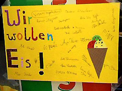 Von Kindern gemaltes Plakat: Wir wollen Eis!