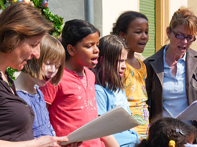 Kinder singen Osterlieder