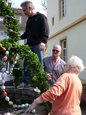 Beim Schmücken des Osterbrunnens