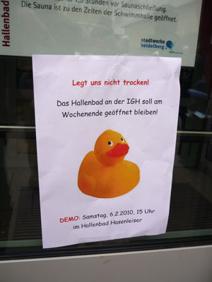 Schild am Hallenbadeingang: Legt uns nicht trocken