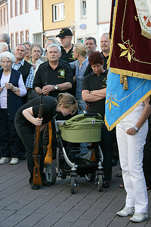 Schützen mit Kindewagen