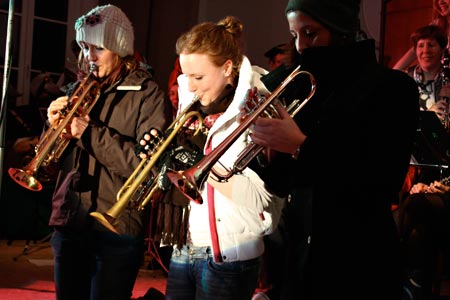 Die Jugend beim Weihnachtzsliederblasen