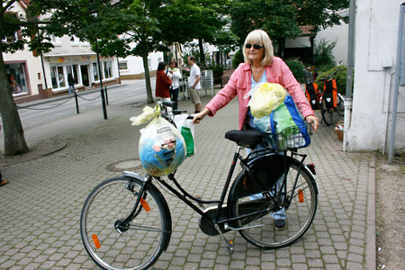 Raabe Hackbusch mit müllbehängtem Fahrrad …