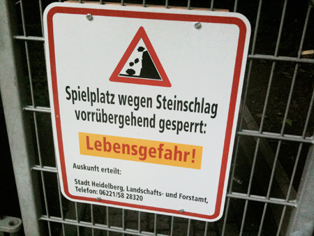 Warnschild am Spielplatz