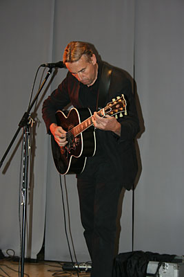 RolfSchaude an der Gitarre