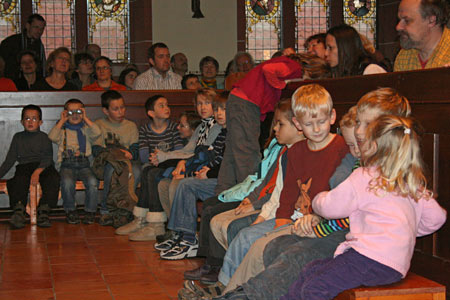 Viele Kinder waren unter den Zuhörern