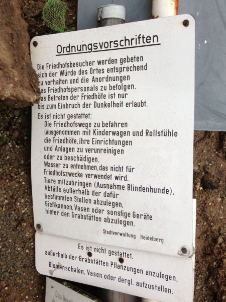 Altes Schild vom Friedhofstor